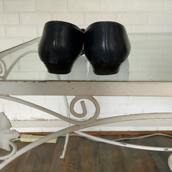 Lovely pair of Bruno Magli Navy Flats with Bow-Size 7.5M - Picture 5 of 6
